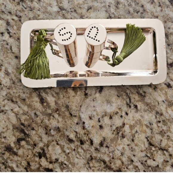 Vintage silver salt and pepper shakers - Picture 5 of 7